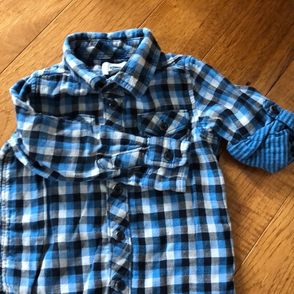 ☘️$6 24/2T shirt Bundle. No tears, stains or holes - Picture 6 of 6